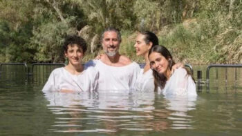 Marcos Mion e família se batizam no Rio Jordão: “Bênção indescritível”