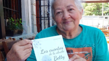 Idosa de 74 anos que vendia suas histórias nas ruas consegue finalmente publicar o seu primeiro livro