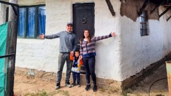 Cansados de pagar aluguel, casal constrói a própria casa com barro e hoje difundem esse método de construção