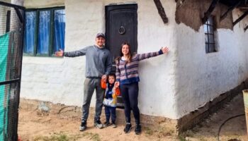 Cansados de pagar aluguel, casal constrói a própria casa com barro e hoje difundem esse método de construção