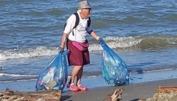 Ele tem 85 anos e dedica a vida limpando lixo dos outros em praias