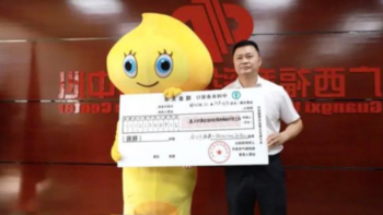 Homem ganhou na loteria e foi buscar o prêmio disfarçado para que sua família não lhe pedisse dinheiro