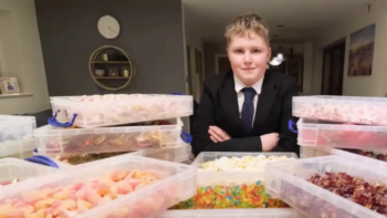 Menino de 11 anos é dono da própria loja de doces e ganha mais de US$ 500 por mês