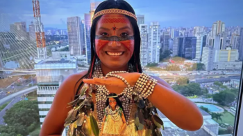 Barbie homenageia influenciadora indígena brasileira com boneca inspirada nela