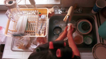 As mulheres dedicam 1,3 vezes mais tempo que os homens em tarefas domésticas