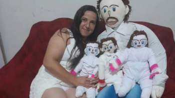Mulher casada com boneca de pano afirma que sua vida se complicou depois de ter 3 filhos (também bonecos)
