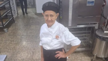 Salgadeira trabalha na mesma empresa há 37 anos e não pretende se aposentar: “Ficar em casa cansa”