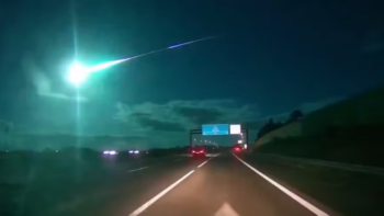 Meteoro cruza o céu de Portugal e provoca clarão, assista o momento