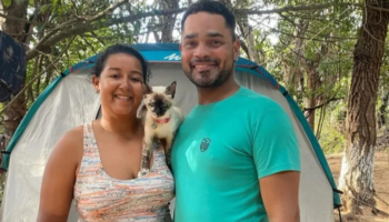Casal larga tudo e viaja pelo Brasil de bicicleta com gata de estimação que resgataram na estrada