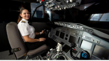 Mulher que vendia milho na rua realiza o sonho de se tornar piloto de avião
