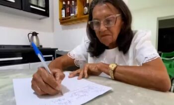 Idosa de 78 se forma em Direito e escreveu o TCC à mão no sertão de Paraíba