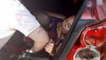 Para vigiar marido, mulher se esconde com filho na mala do carro